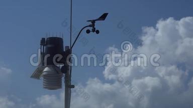 在蓝天背景，风速仪，测风仪和方向传感器上进行气象预报的气象站..